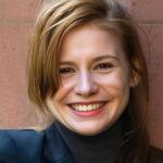 Josefine Preuß Zähne wirken natürlich und gepflegt, während sie charmant in die Kamera lächelt